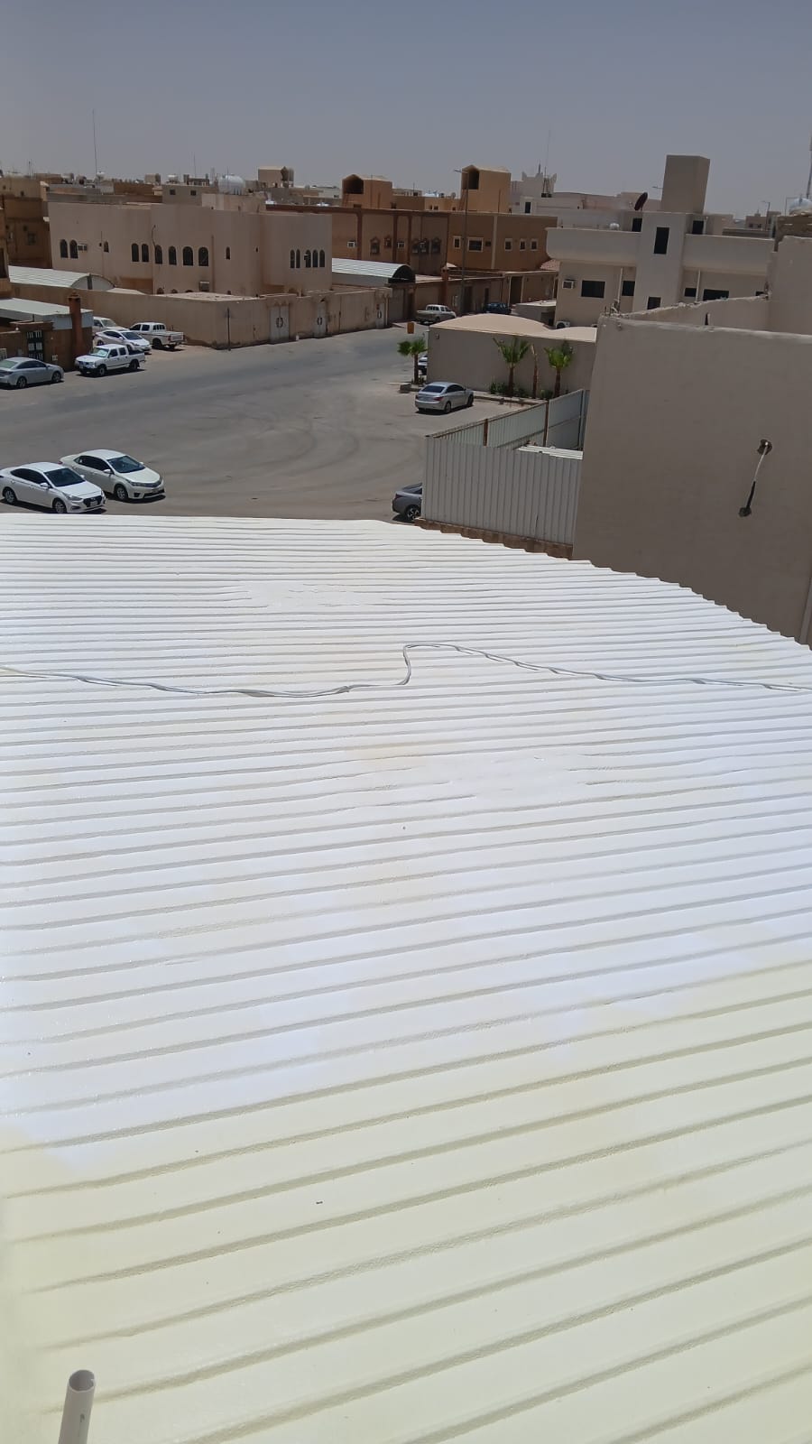 تطبيق عزل الفوم على سطح مبنى